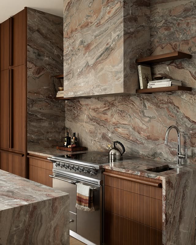 Kök i valnöt & marmor